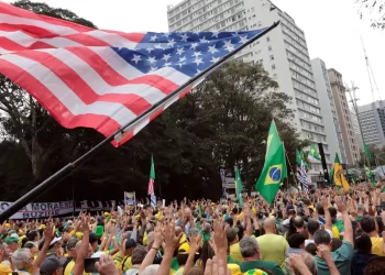 Ato pró-Bolsonaro une governadores e parlamentares de direita em SP