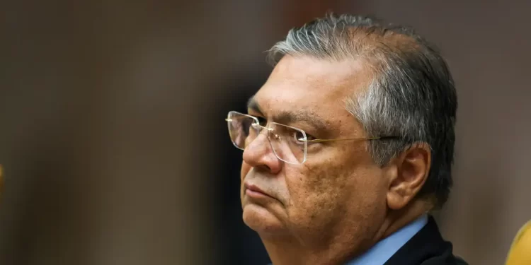 Dino vence ação contra hospital por morte de filho e doará dinheiro