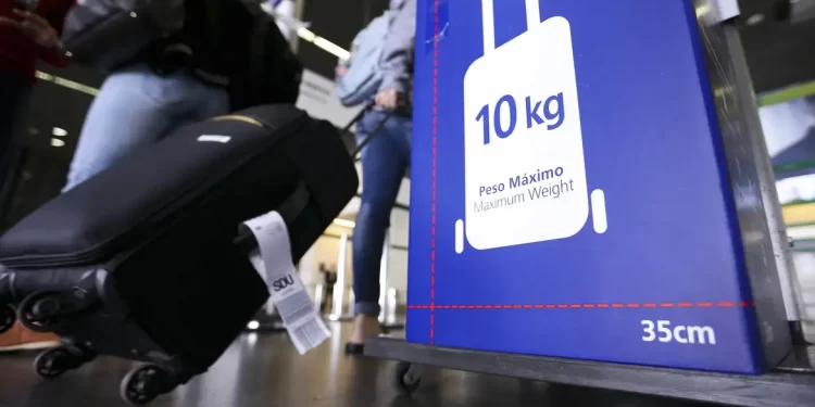 Aéreas terão que explicar mudanças na cobrança de bagagens de mão