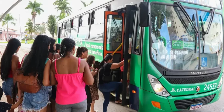 Setor de serviços cresce 0,1% em agosto e amplia recorde