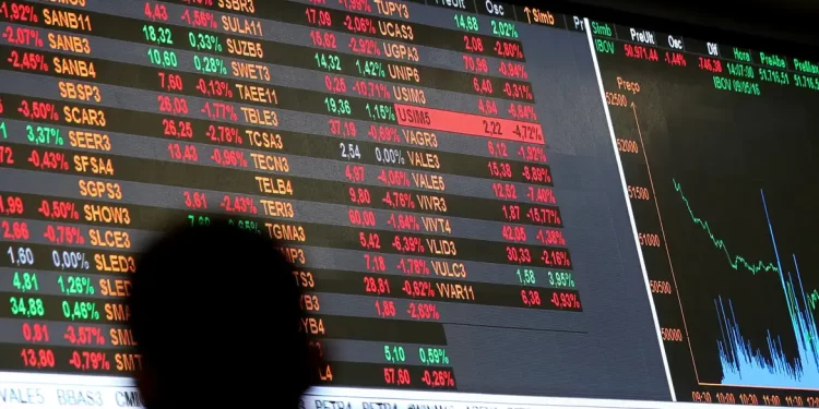 Bolsa volta a bater recorde e dólar cai para R$ 5,36