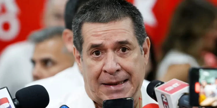 EUA suspendem sanções contra ex-presidente do Paraguai Horacio Cartes