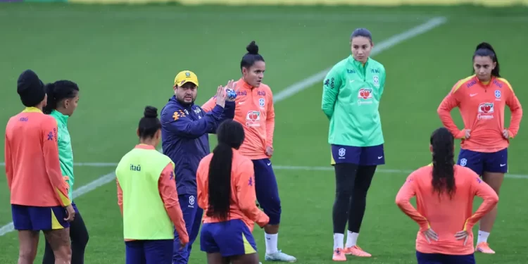 Seleção feminina realiza primeiro treino para amistosos na Europa