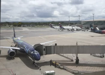 Avião supera ônibus como segundo meio mais comum de viagens pessoais