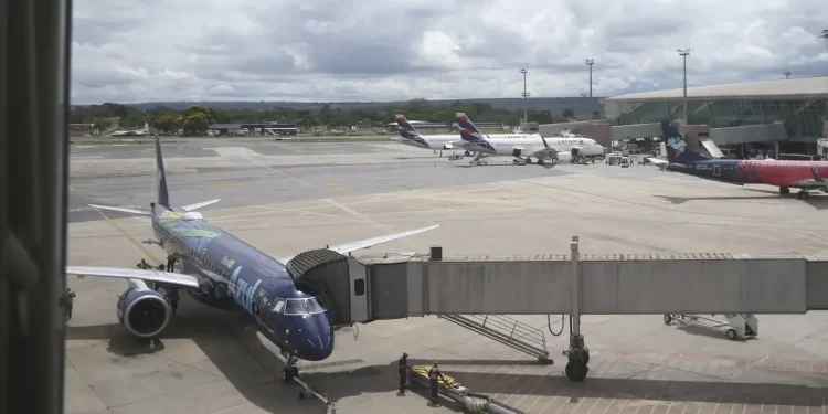 Avião supera ônibus como segundo meio mais comum de viagens pessoais