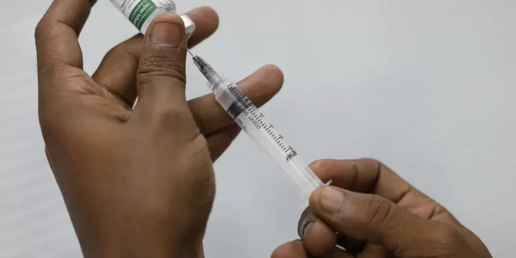 Vacinação despenca na Maré em dias de operação policial, aponta Unicef