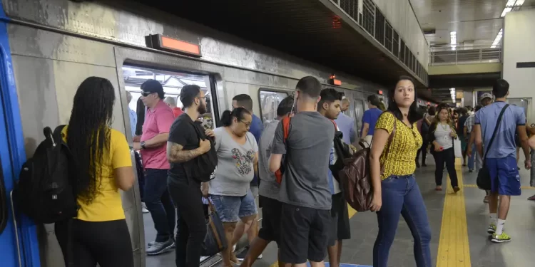 Metrô do Rio resolve problema de sinalização e trens voltam a operar
