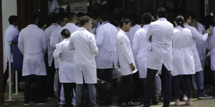 Revalida 2025/2: prazo para envio de diploma médico começa hoje
