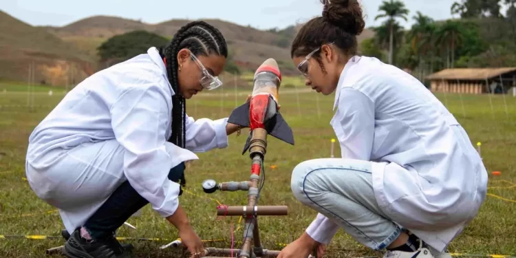 Jornada de Foguetes reunirá mais de 5 mil alunos do Brasil no Rio