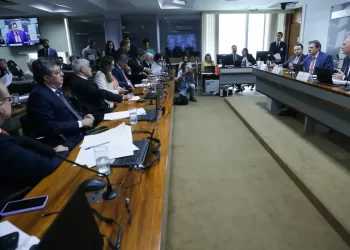 Haddad diz que cortar benefícios tributários é combater privilégios