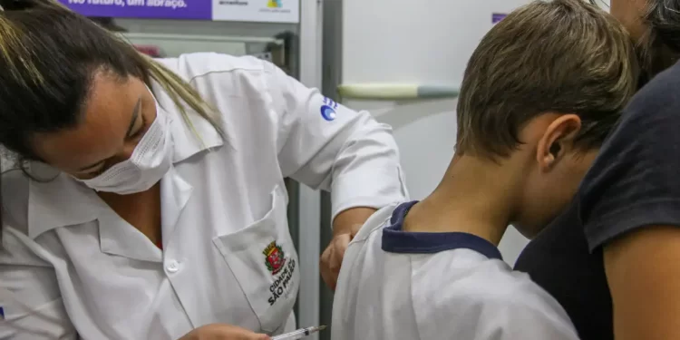 Vacina contra HPV reduz em 58% casos de câncer de colo de útero