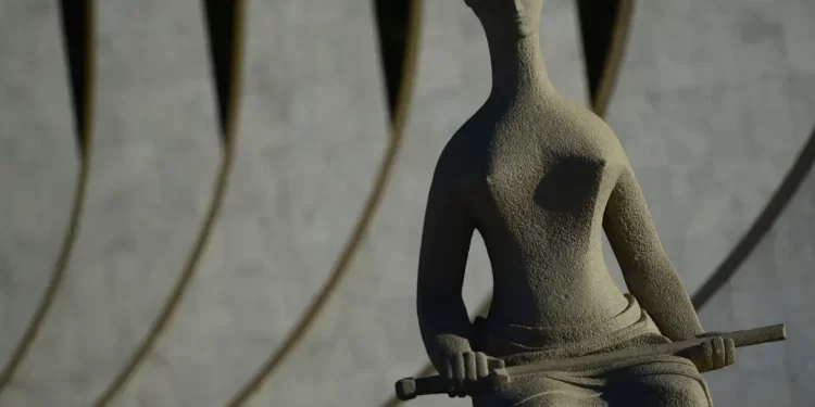 Moraes pede monitoramento diário da tornozeleira de Cid