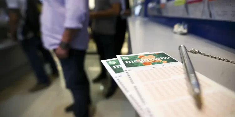 Mega-Sena acumula e prêmio principal vai para R$ 12 milhões