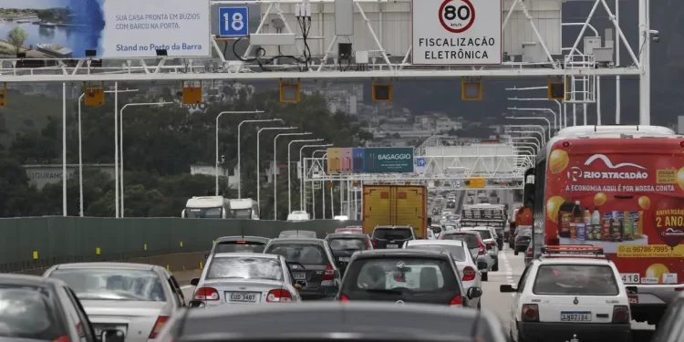 Carro é o principal meio de transporte para o trabalho, diz Censo