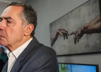 Barroso passa mal e é internado em hospital de Brasília