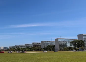 TCU suspende exigência de governo buscar centro da meta fiscal em 2025