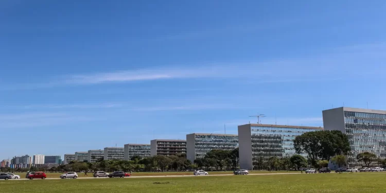 TCU suspende exigência de governo buscar centro da meta fiscal em 2025