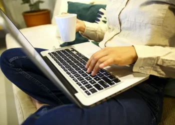 Proporção de quem estava em home office recua em 2024 e chega a 7,9%