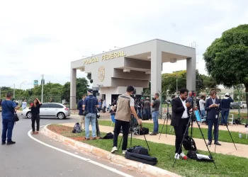 Alexandre de Moraes autoriza visita de Michelle a Jair Bolsonaro na PF