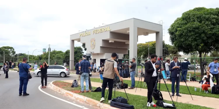 Alexandre de Moraes autoriza visita de Michelle a Jair Bolsonaro na PF