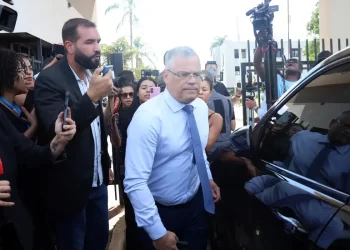 Defesa de Bolsonaro diz que tornozeleira humilha e nega plano de fuga