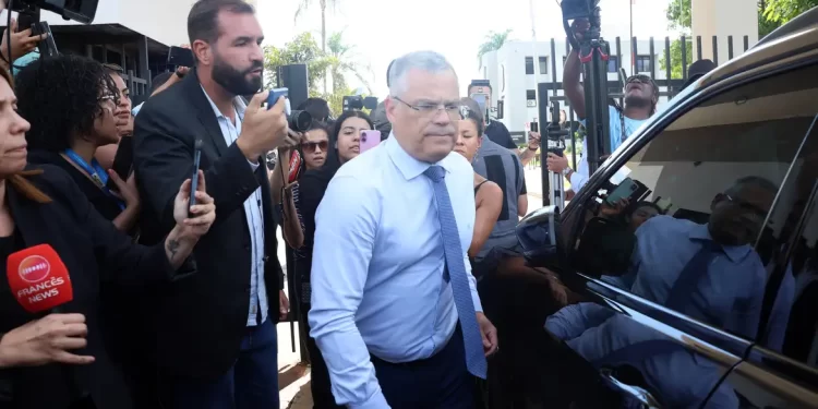 Defesa de Bolsonaro diz que tornozeleira humilha e nega plano de fuga
