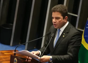 Mendes suspende julgamento de governador do Acre no STJ por 15 dias