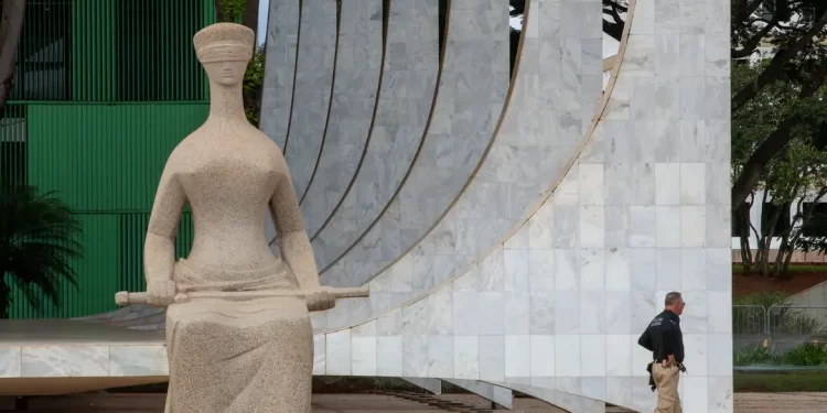 Primeira Turma do STF forma maioria para manter prisão de Bolsonaro