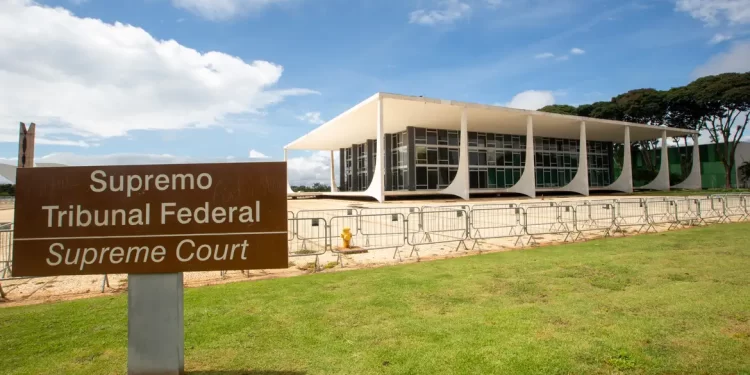 STF: Moraes e Dino votam para manter prisão preventiva de Bolsonaro