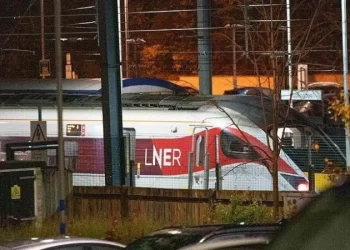 Dez pessoas são esfaqueadas em trem para Londres; o que se sabe sobre o ataque