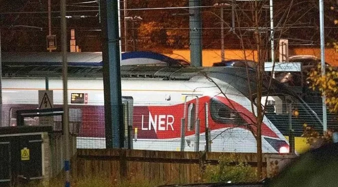 Dez pessoas são esfaqueadas em trem para Londres; o que se sabe sobre o ataque