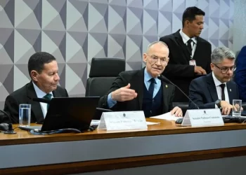 CPI do Crime inicia trabalhos e presta homenagem a policiais mortos no RJ