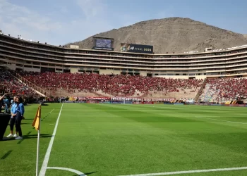 Ônibus atrasa e final da Libertadores começará às 18h30 (de Brasília)