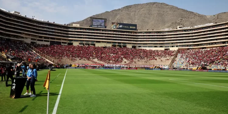 Ônibus atrasa e final da Libertadores começará às 18h30 (de Brasília)
