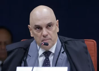 Moraes vota para manter execução das penas de Bolsonaro e demais réus
