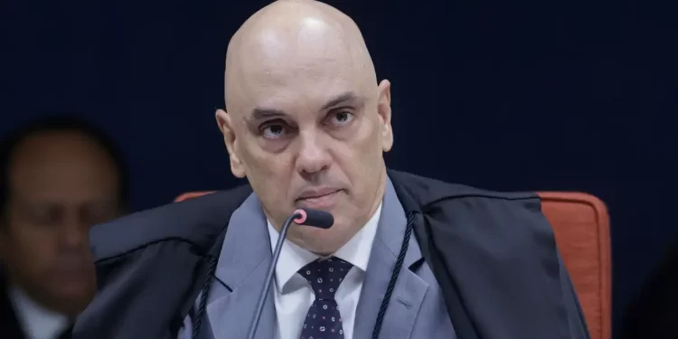 Moraes vota para manter execução das penas de Bolsonaro e demais réus