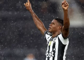 Panamenho José Kadir leva Botafogo à vitória no Brasileiro