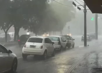 Ciclone causa danos em dez municípios gaúchos e 200 mil ficam sem luz