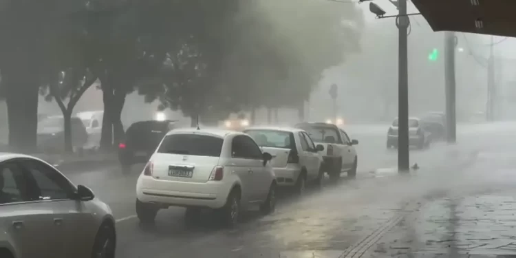 Ciclone causa danos em dez municípios gaúchos e 200 mil ficam sem luz