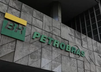 Petrobras pagará dividendos a acionistas em duas parcelas