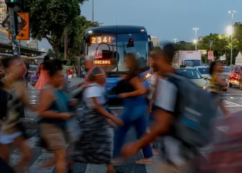 Empresas pagavam, em média, 15,8% mais a homens que a mulheres em 2023