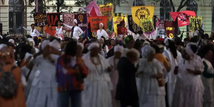 Caravanas saem de SP rumo à Marcha das Mulheres Negras em Brasília