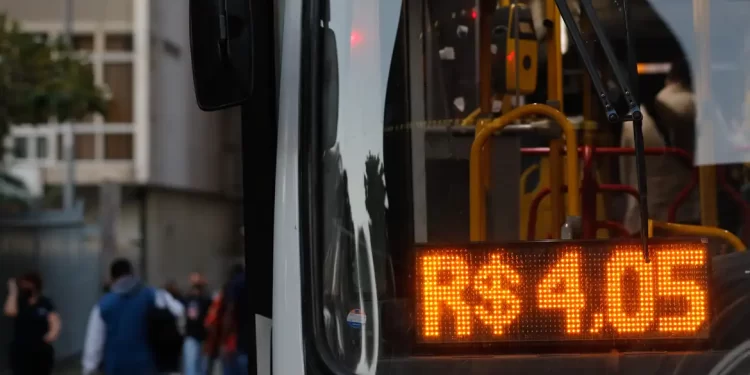 Em livro, deputado defende fundo para oferecer transporte gratuito