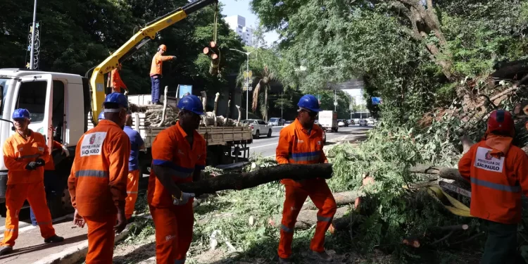 Há dois dias sem luz, moradores de São Paulo se adaptam e protestam