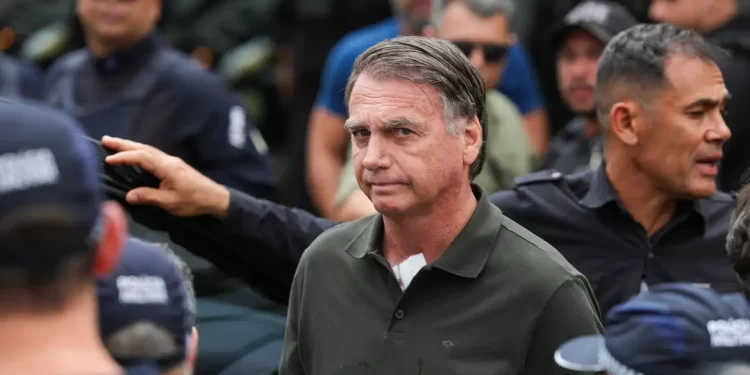 Defesa de Bolsonaro reitera pedido por cirurgia e prisão domiciliar
