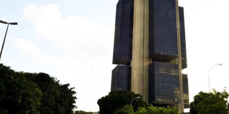 Juros do crédito pessoal e cartão rotativo avançam para as famílias