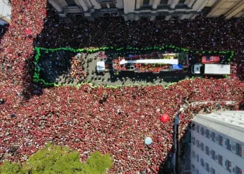 Famílias se juntam à multidão para festejar título do Flamengo no RJ