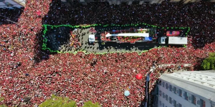 Famílias se juntam à multidão para festejar título do Flamengo no RJ