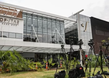 Bolsonaro apresenta crise de soluços e pressão alta após procedimento