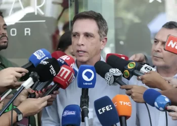 Bolsonaro deve ter alta nesta quinta e retornar à cela na PF